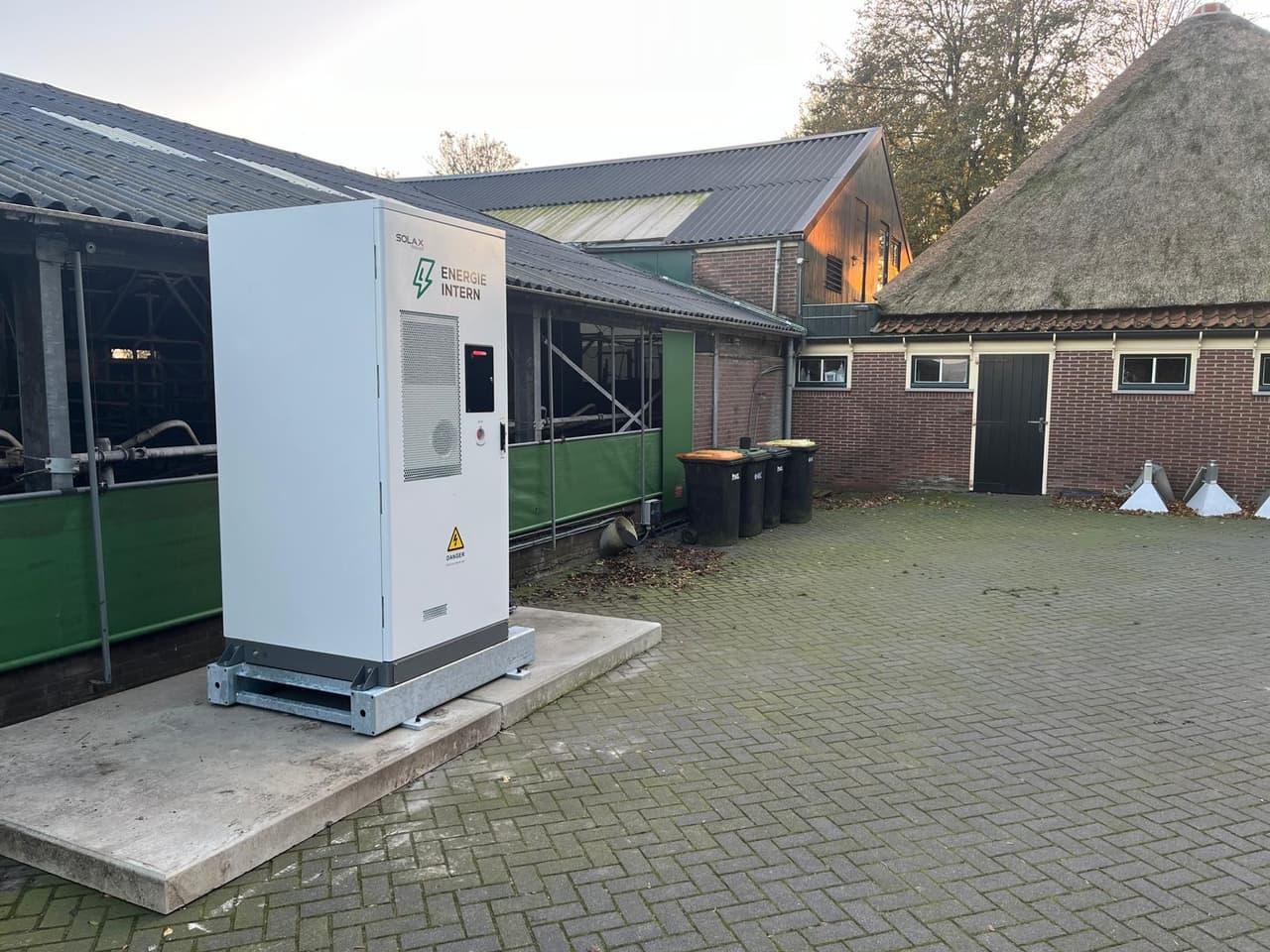 Energie Intern-batterij op het erf van Maatschap Keesom