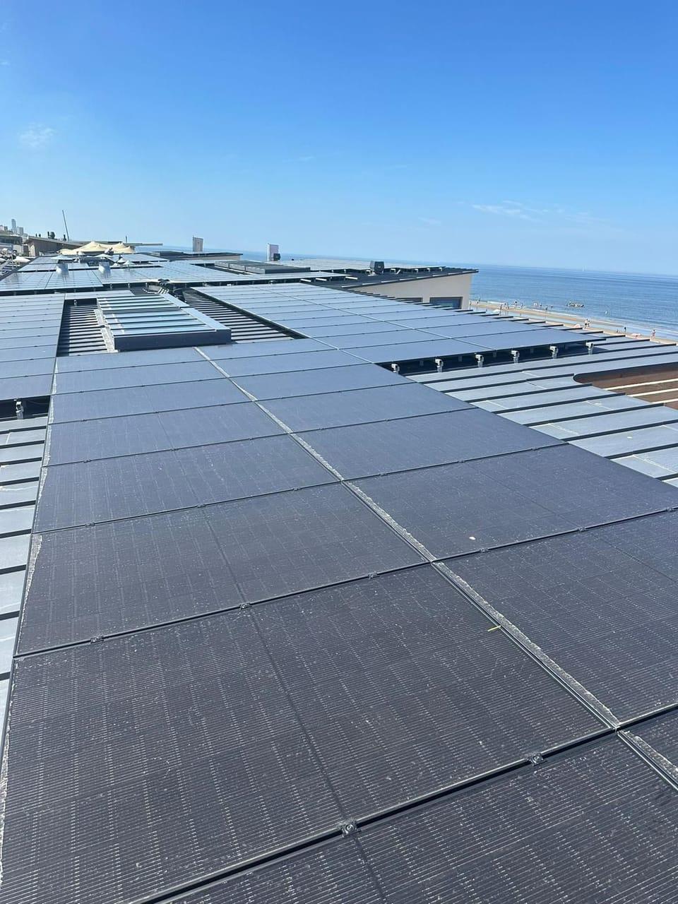 Zonnepanelen op het platte dak van Beachclub Bloomingdale